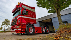 20251019-Tom-Holding-00244